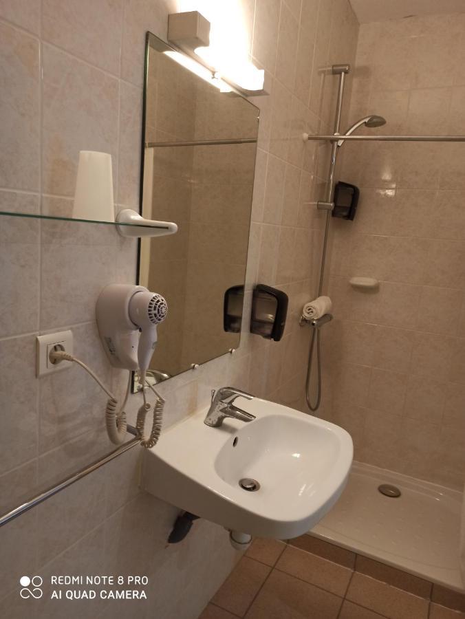 Hotel De La Place Loyettes 외부 사진