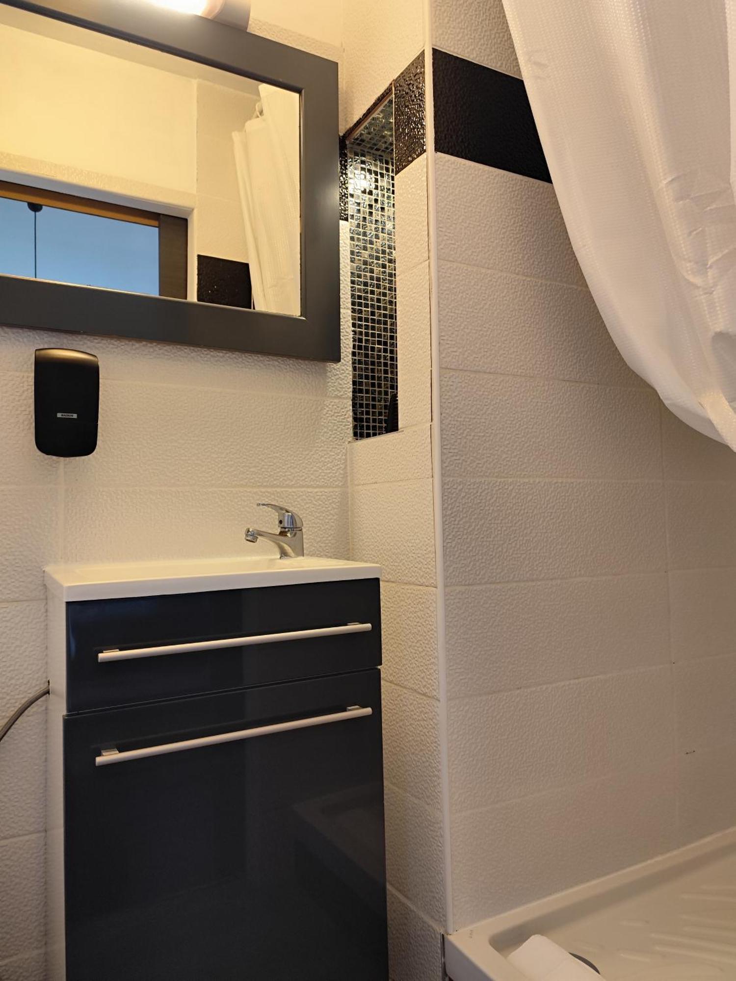 Hotel De La Place Loyettes 외부 사진